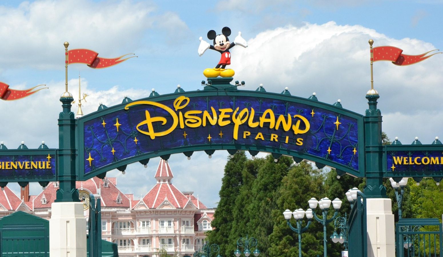 Entrada de Disneyland Paris con el letrero y Mickey
