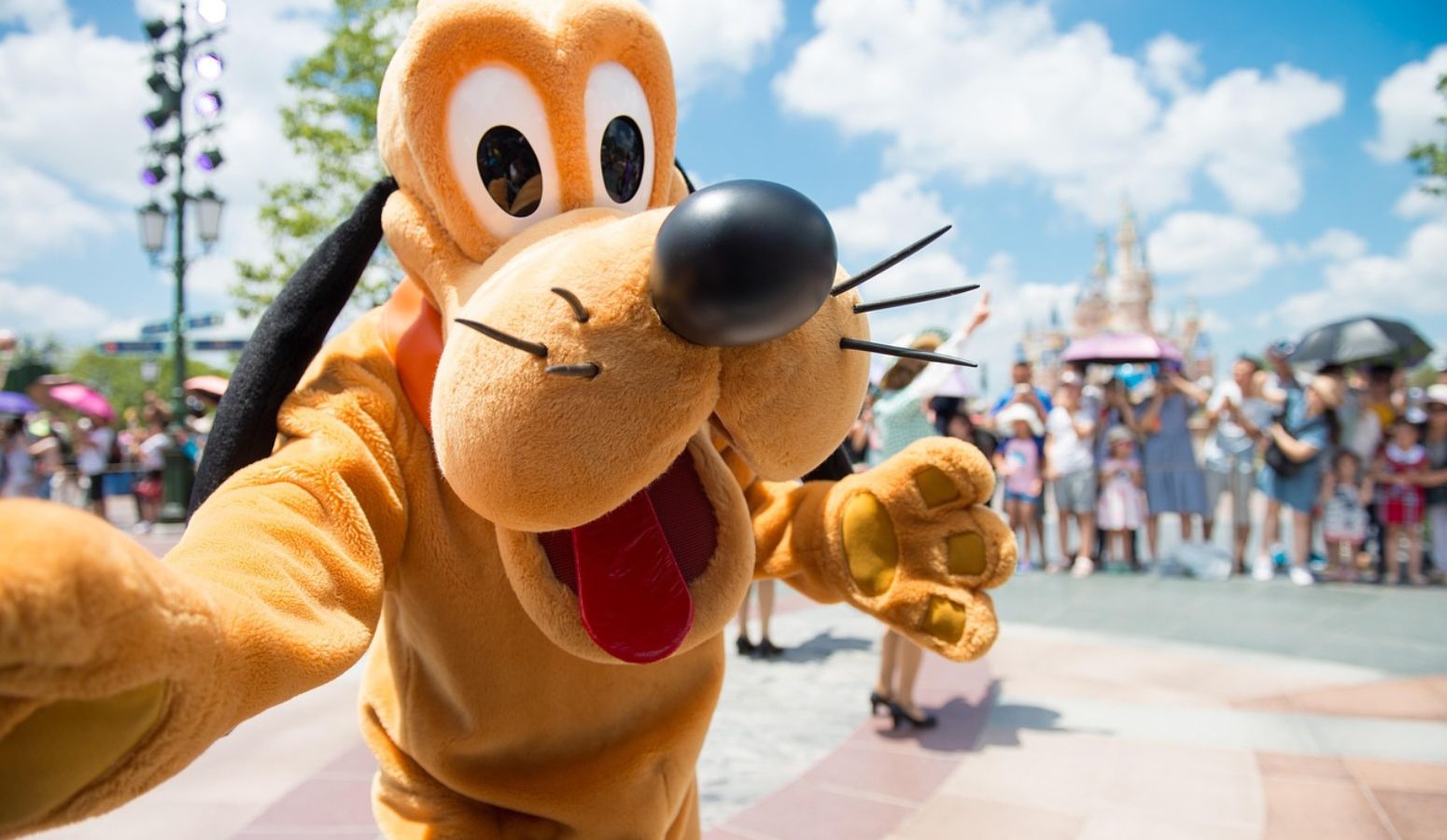 Pluto saludando en Disneyland París