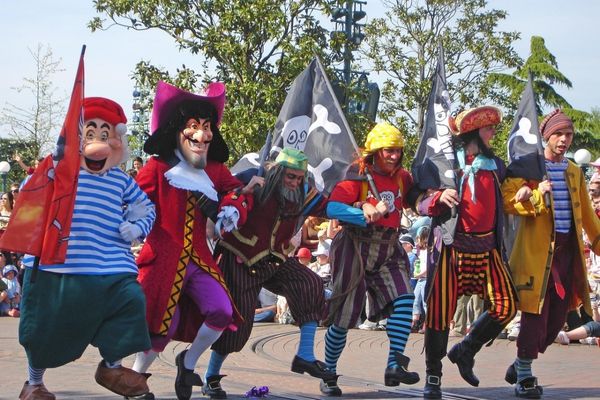 Piratas bailando en Disneyland París
