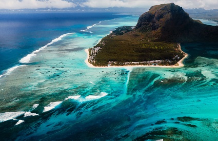 le morne y la cascada submarina de isla mauricio