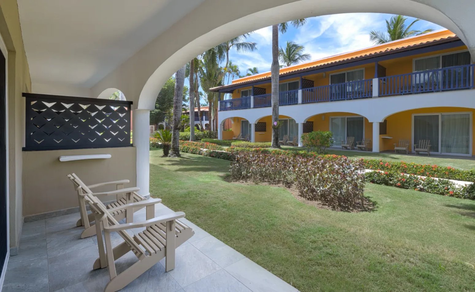 jardines y edificios de estilo colonial
