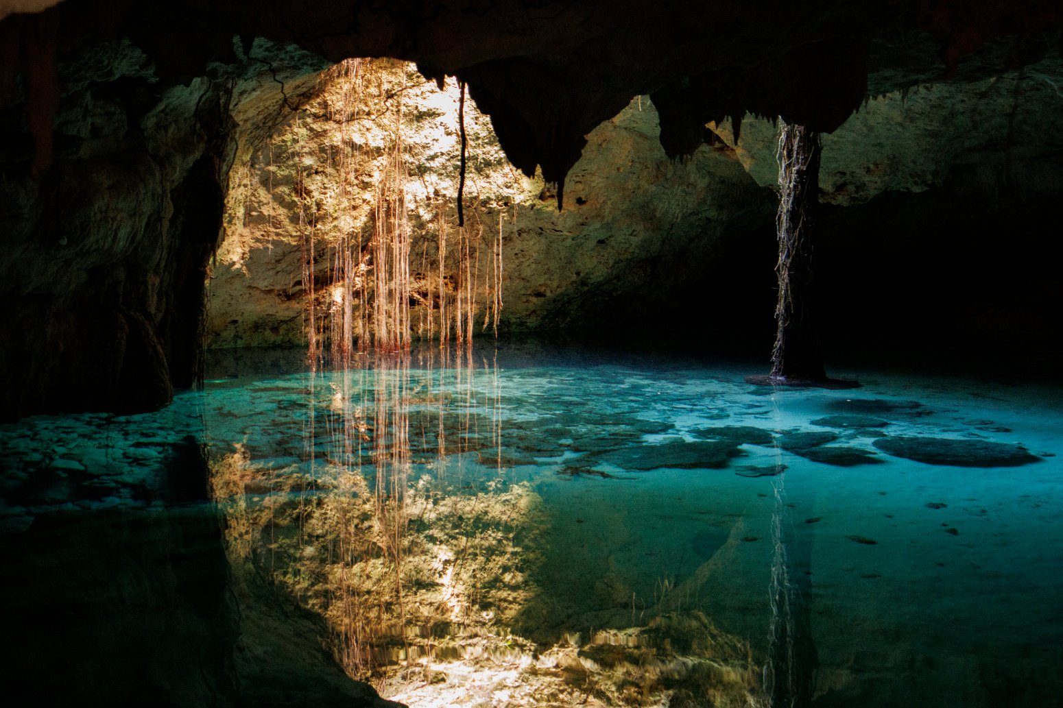 cenote de aguas turquesas