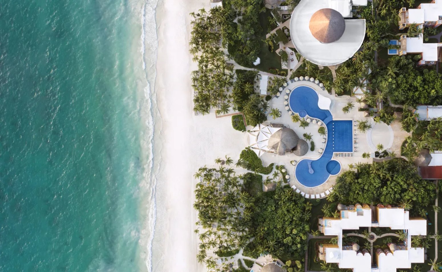 la playa del hotel desde el aire