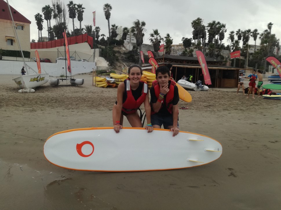 Enric A Generación Z Surf y amistad en playa de San Juan