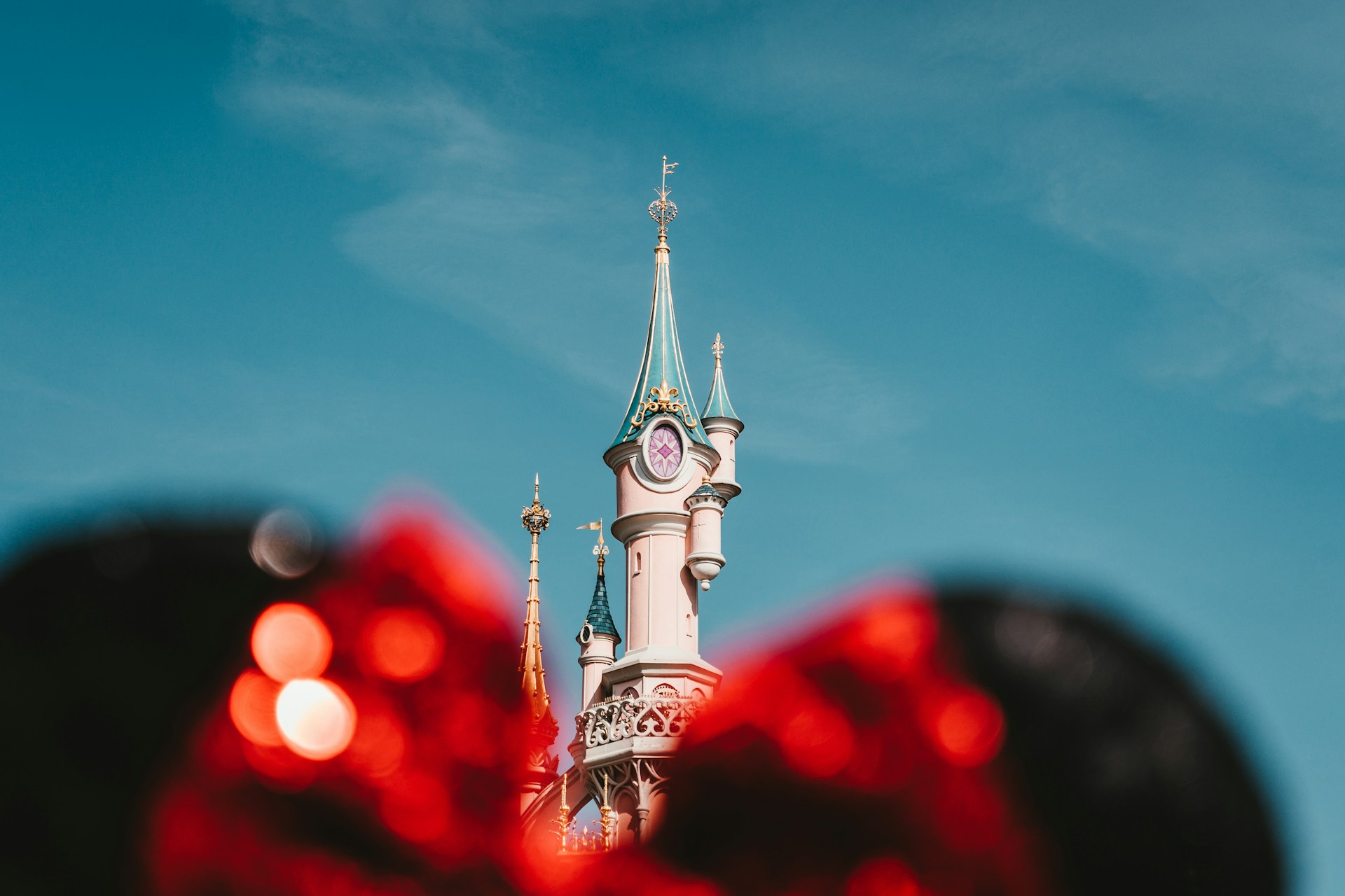 Castillo de Disneyland Paris entre luces rojas desenfocadas