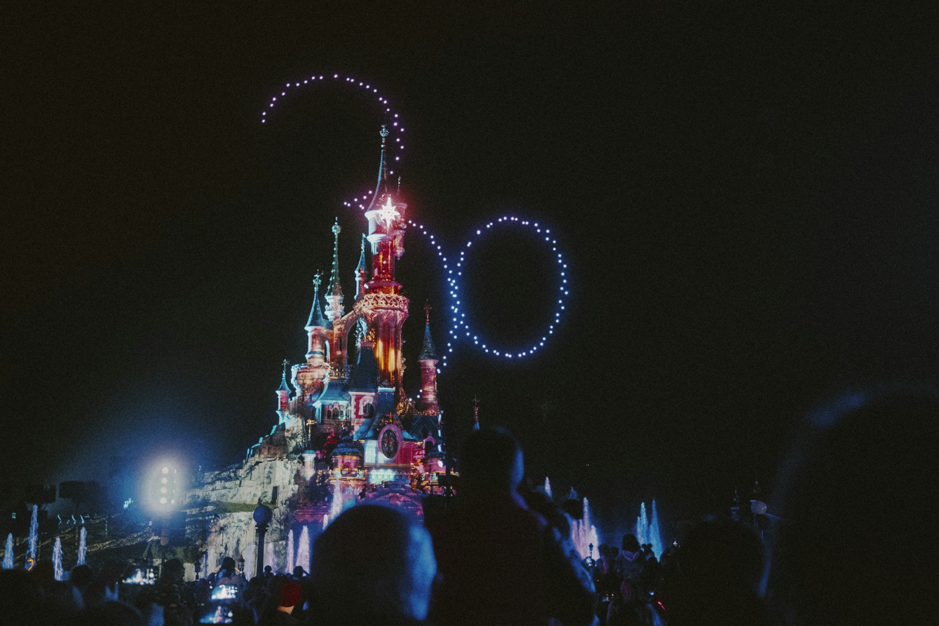 Espectáculo nocturno frente al castillo de Disneyland Paris