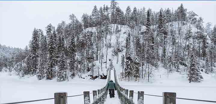 mujer visita Saimaa, finlandia